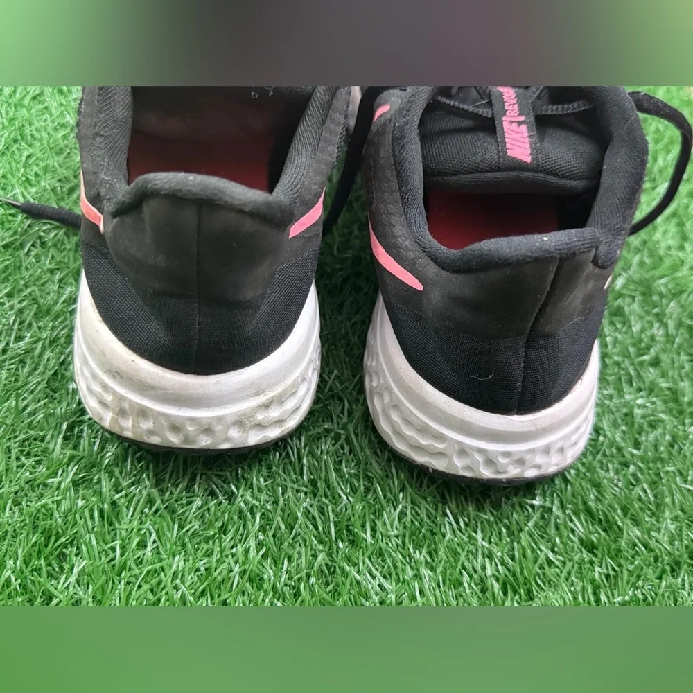 Nike Revolution‎ 6 Black Hyper Pink (GS) Size 4Y